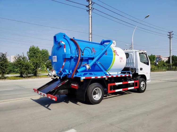 東風(fēng)福瑞卡4.5方吸污車(chē)