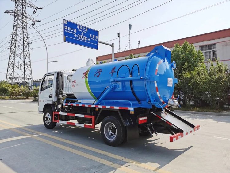 東風(fēng)福瑞卡4.5方吸污車(chē)