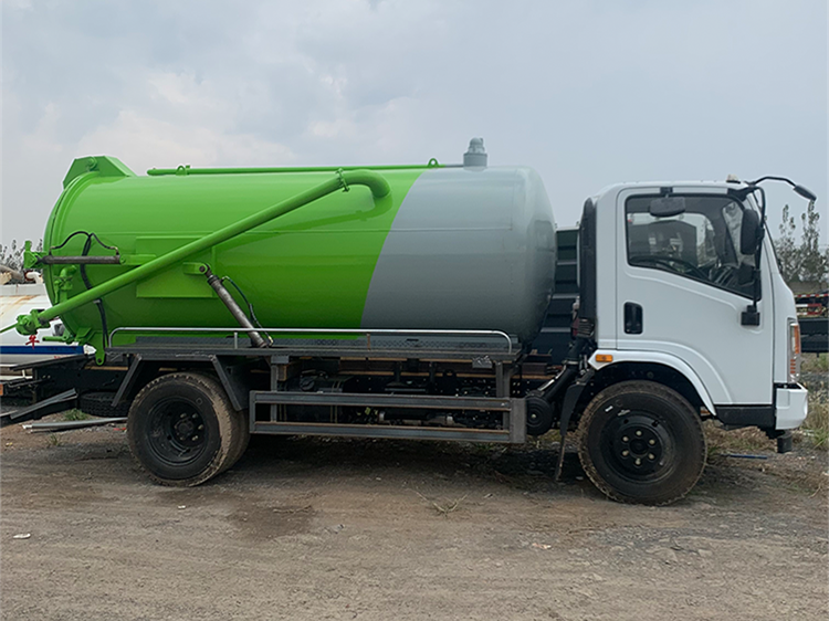 東風華神8方吸污車